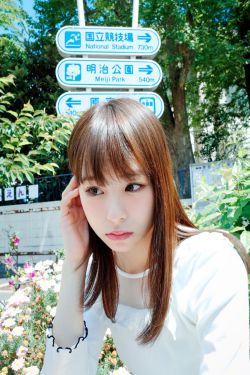 美女洗澡男生的在旁边偷看